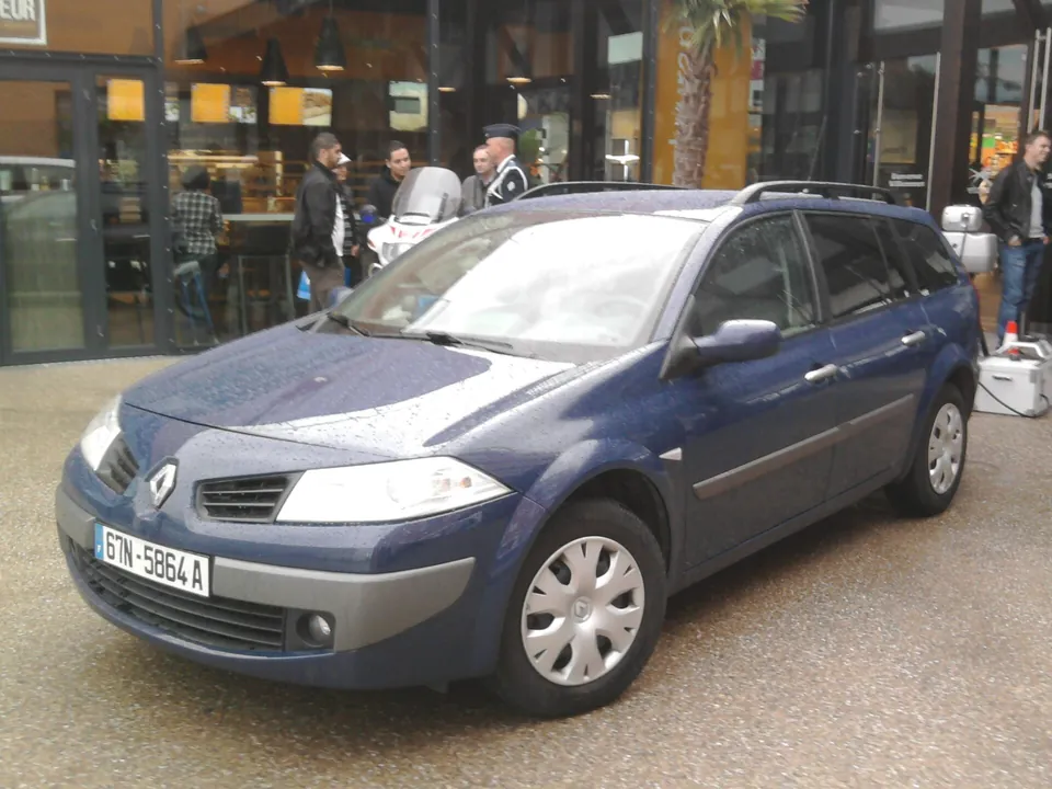 An unmarked blue Renault Mégane estate used as a radar car